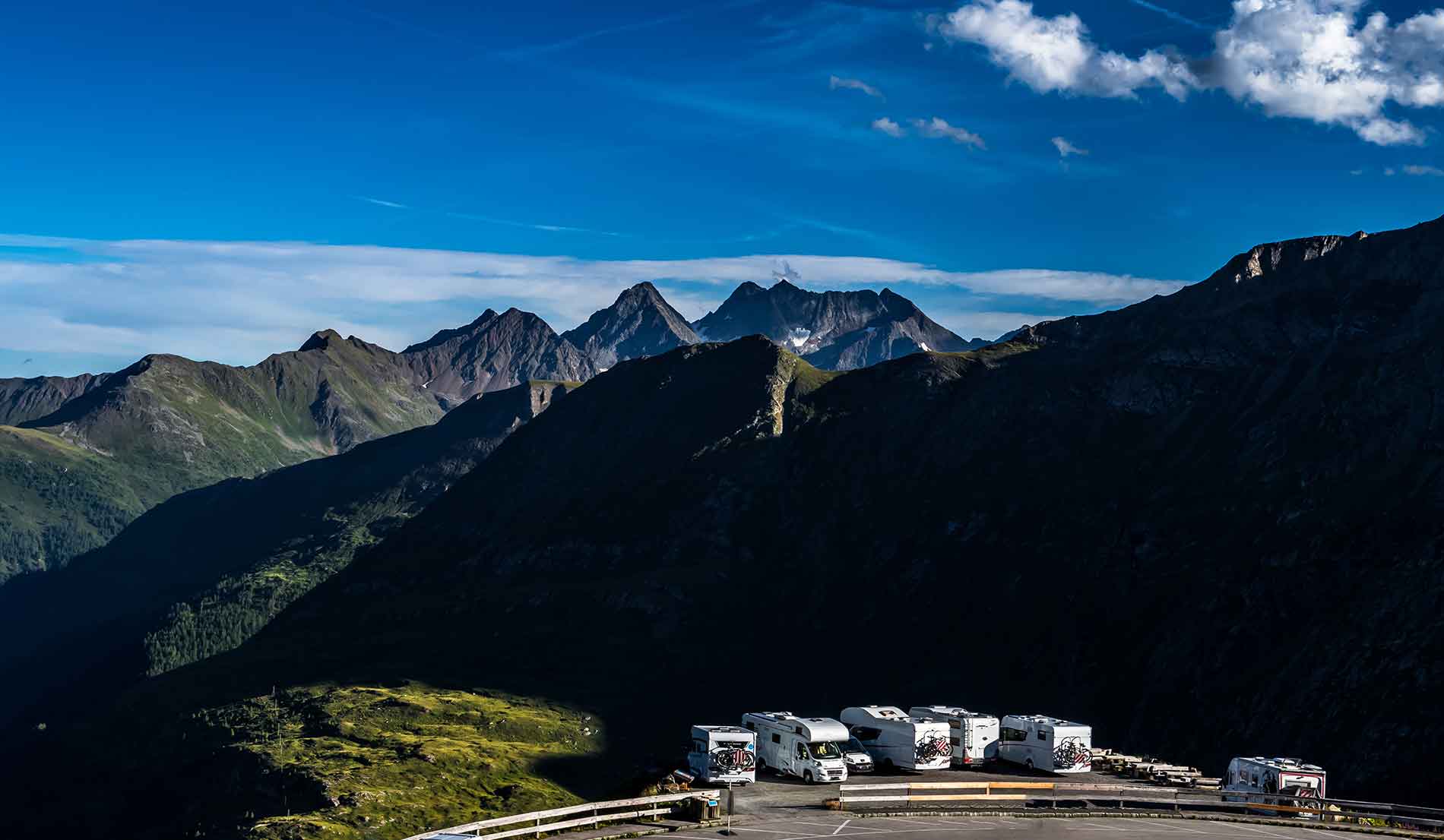 Hohe Straßen, weite Aussichten — Caravaning in den Bergen