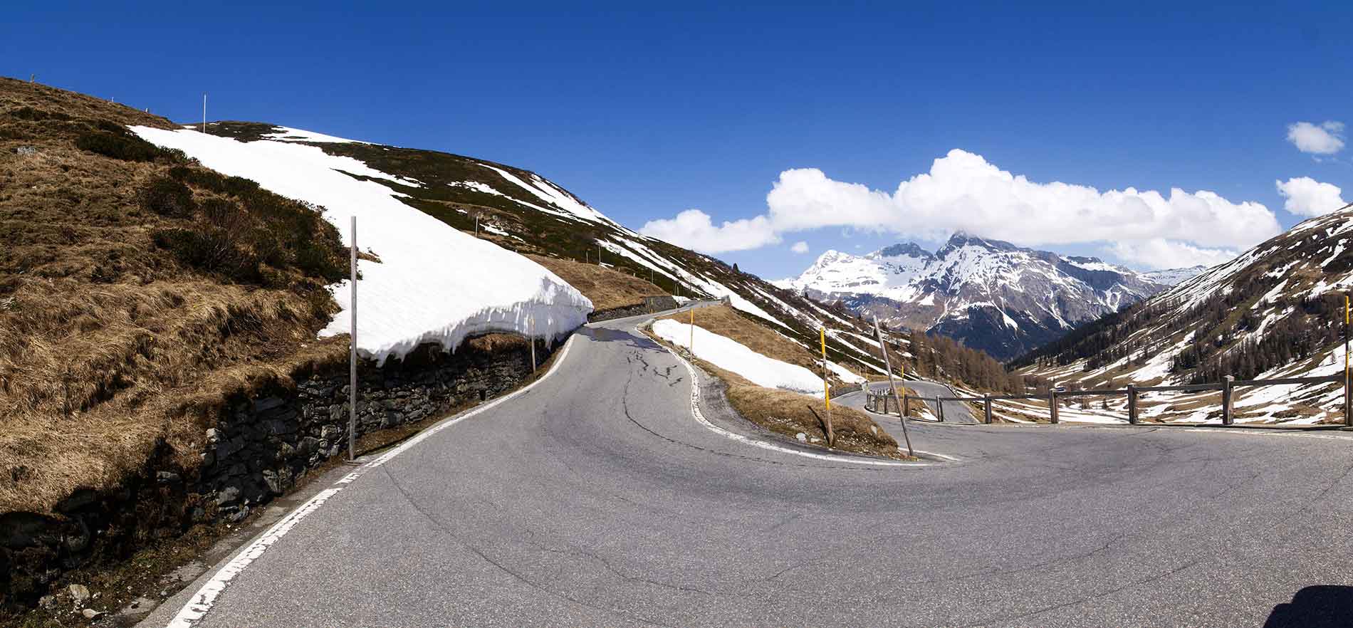 Enge Kurve auf der Splügenpass-Straße