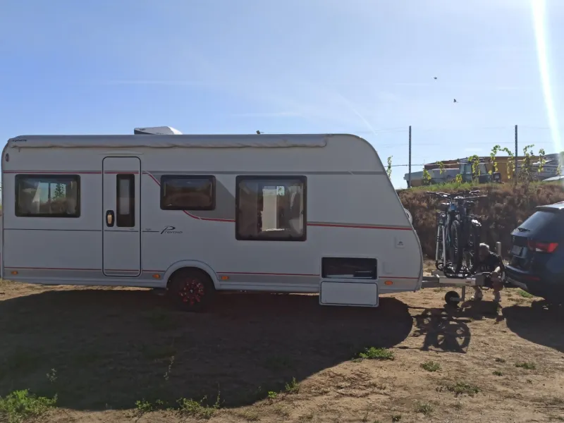 Bürstner Wohnwagen 490TS mit Queensbett und Dachklima